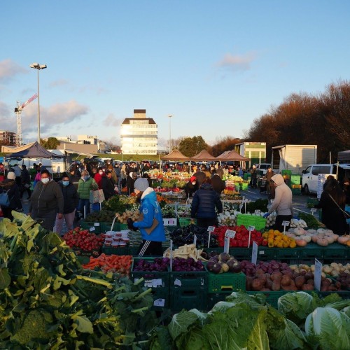 Riverbank market