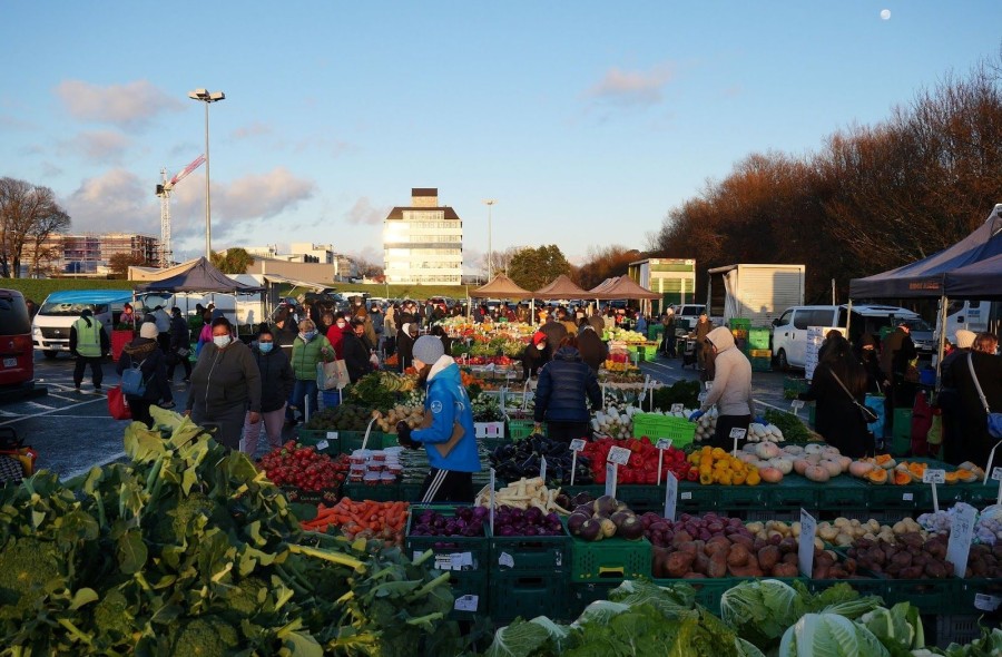 Riverbank market